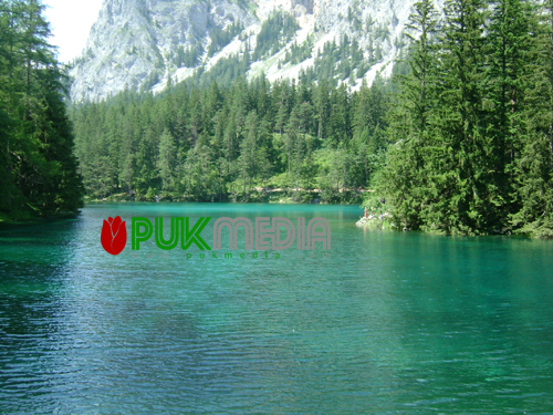 البحيرة الخضراء من غرائب البحيرات في النمسا 